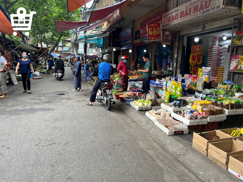 Không gian chợ tấp nập hàng ngày