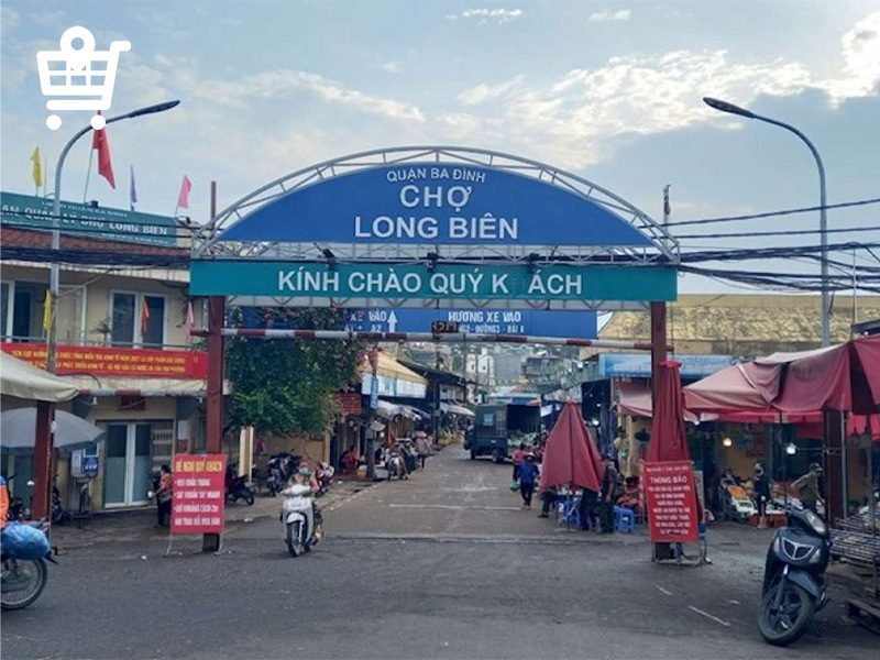 Không gian cổng chính chợ Long Biên