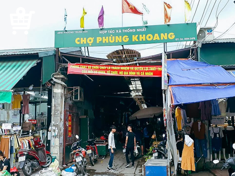 Khung cảnh cổng chợ Phùng Khoang