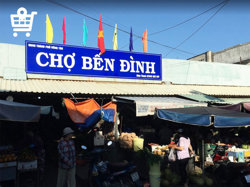 Khung cảnh cổng chính của chợ