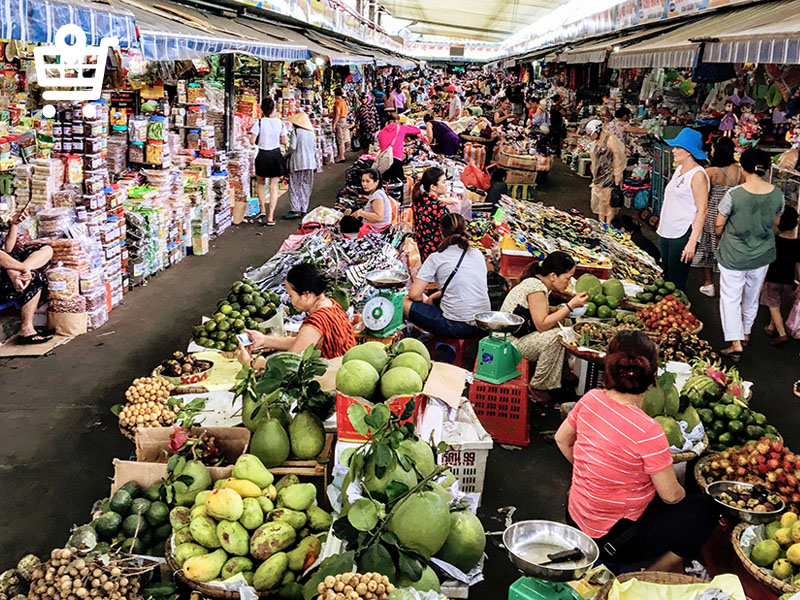 Không gian chợ luôn huyên náo, nhộn nhịp người mua kẻ bán