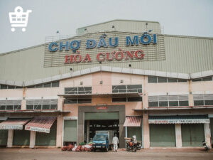 Khuôn viên mặt tiền của khu chợ