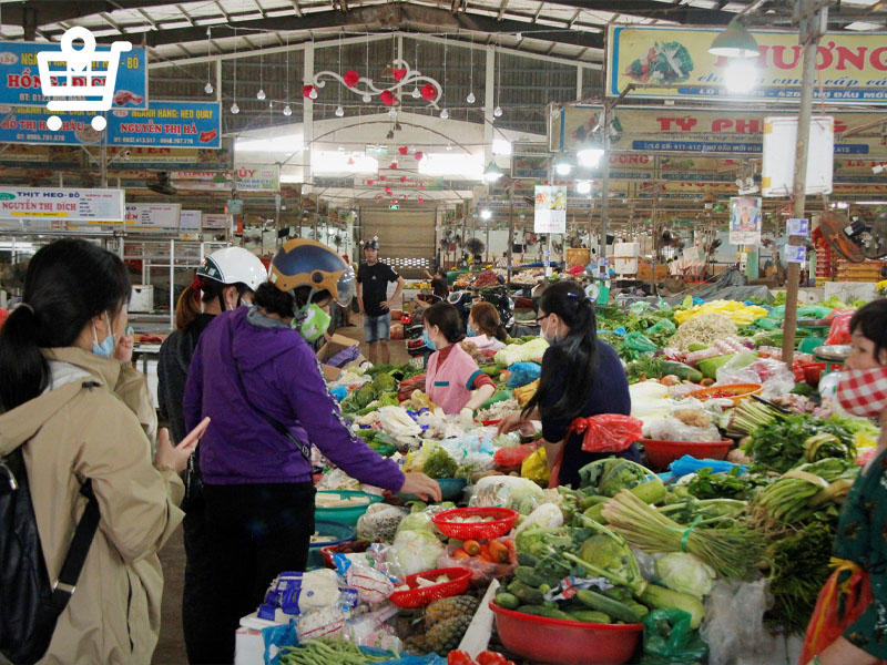 Các loại thực phẩm đa dạng được bày bán la liệt trong chợ