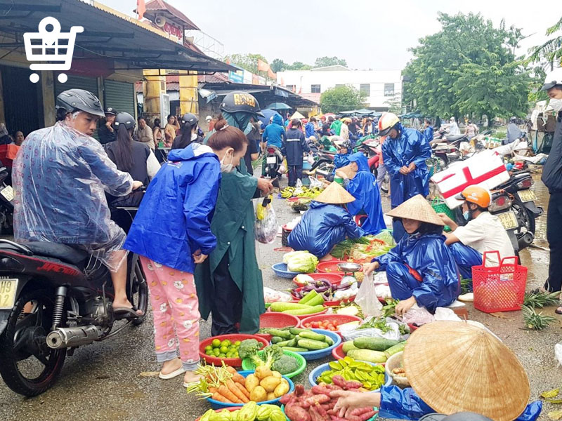 Khu chợ luôn tấp nập khách mua kẻ bán hàng ngày