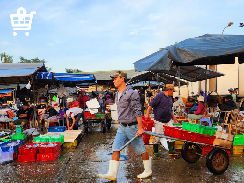 Chợ luôn đông đúc, tấp nập kẻ mua người bán