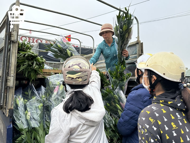 Hoa tại chợ có giá tốt, được nhiều khách hàng lựa chọn