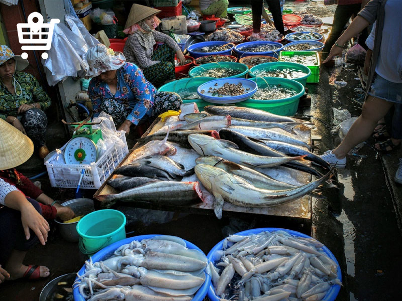 Chợ Cô Giang là điểm đến quen thuộc của khách du lịch khi muốn mua hải sản