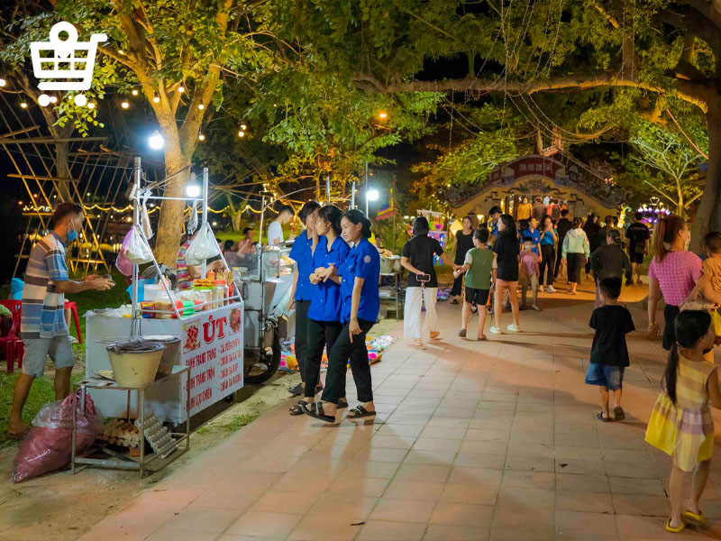 Chợ đêm là một trong những điểm chơi muộn hấp dẫn du khách tại Huế