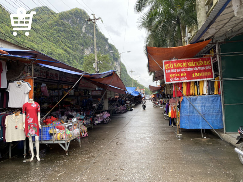 Phiên chợ có đa dạng các loại hàng hóa