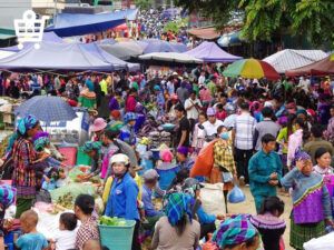 Không gian tấp nập, huyên náo bên trong phiên chợ